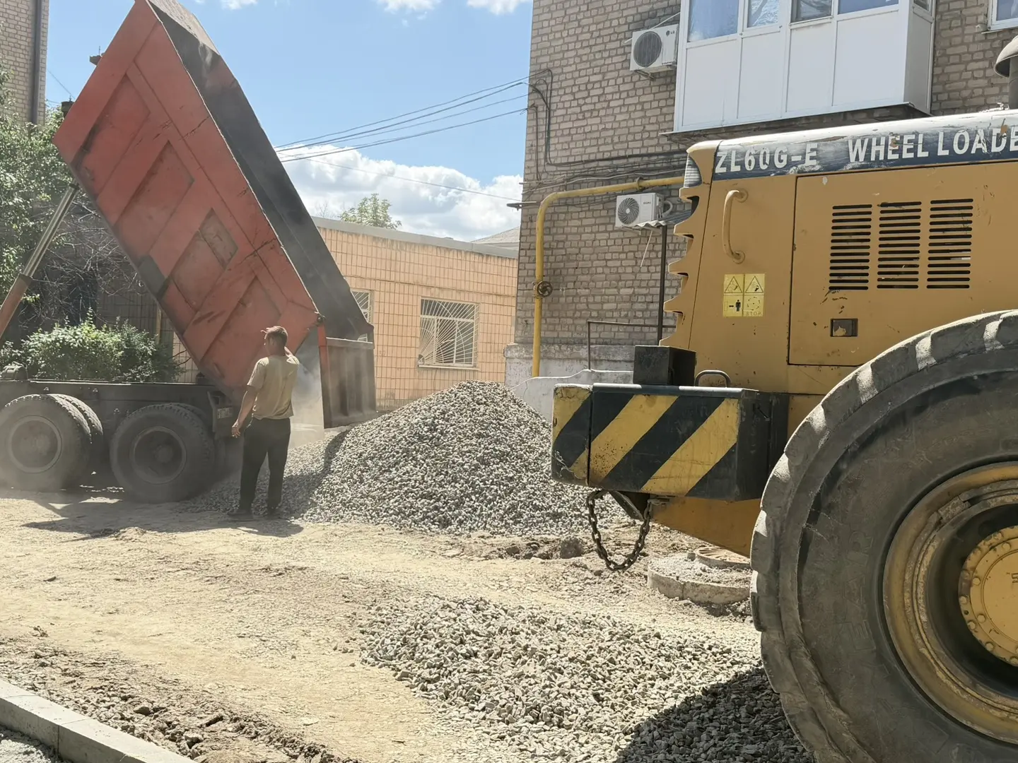 В Краснодоне продолжается работа по благоустройству внутридворовых территорий.