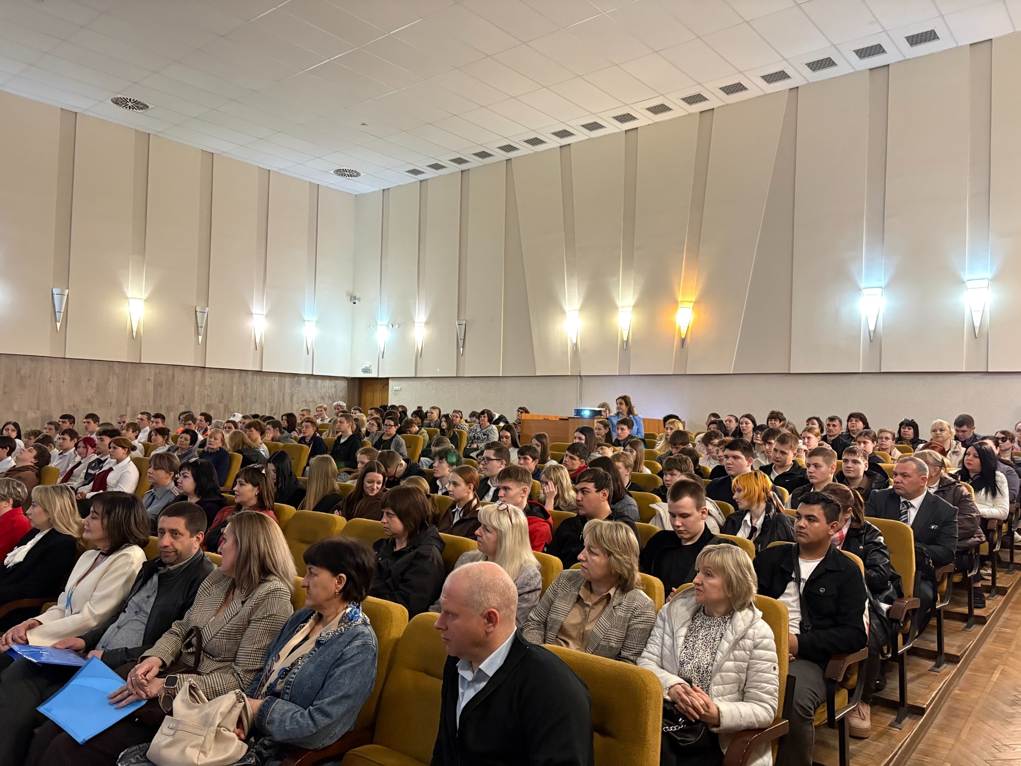 В Краснодонском муниципалитете прошла четвертая Всероссийская ярмарка трудоустройства.